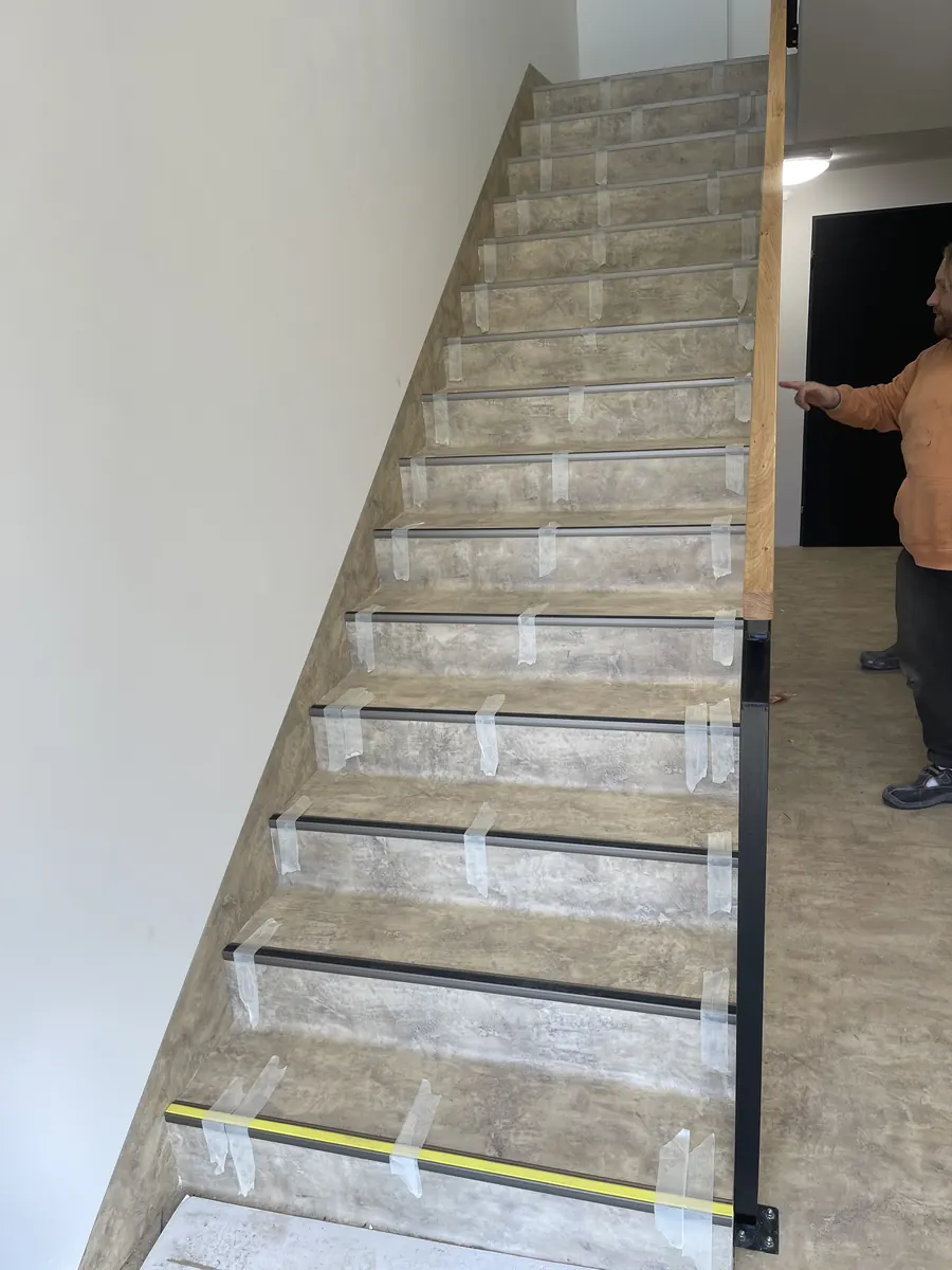 Krytina na schodišti s nášlapnými lištami